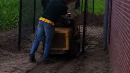 inrijden van zand met mini dumper 94 cm breed past door een poort van 100cm in koolhoven west tilburg zand grond grondwerk